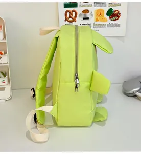 Detailansicht des neongrünen Kinder-Rucksacks mit Tierohren und verstellbaren Trägern