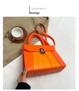 Detailansicht der orangefarbenen PU-Handtasche mit Metallschnalle und Falten-Design