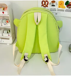 Detailansicht des neongrünen Kinderrucksacks mit breiten Gurten und süßen Ohren-Details