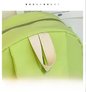 Detail des cremefarbenen Webgriffs an einem hellgrünen Kinderrucksack mit fester Naht