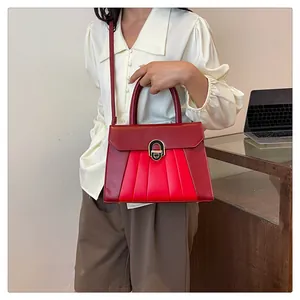 Detail der roten gefalteten PU-Ledertasche mit eleganter ovaler Metallschnalle