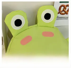 Detailansicht des grünen Frosch-Rucksacks mit 3D-Augen und robusten Stoffdetails