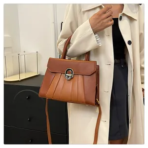 Detail der braunen Vintage-Patchwork-Tasche aus PU-Leder mit antikem Metalldrehverschluss