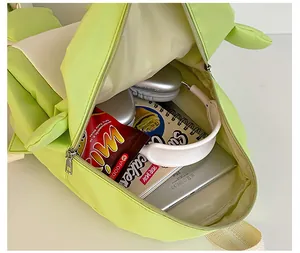 Innenansicht des grünen Nylon-Rucksacks mit Platz für ein Tablet und Notizbücher