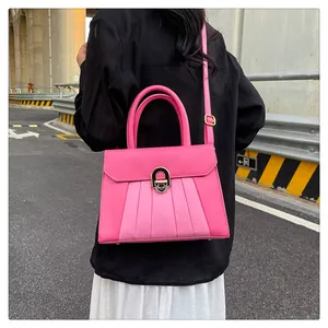 Detail der leuchtend rosa gefalteten PU-Ledertasche mit Metallverschluss-Schnalle