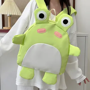 Süßer Cartoon-Frosch Rucksack für Kinder, grüner wasserdichter Schulranzen am Modell