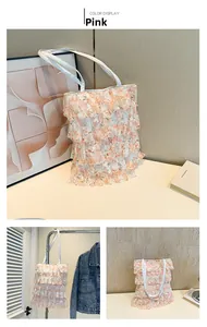 Dettaglio della borsa tote in pizzo floreale rosa con tessuto in chiffon plissettato a strati