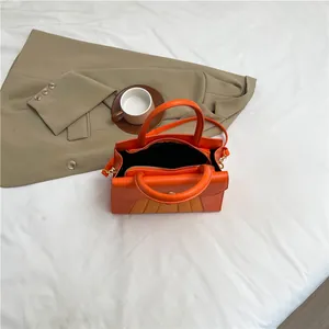 Schicke orangefarbene PU-Handtasche im Color-Block-Design mit Falten und Metallschnalle