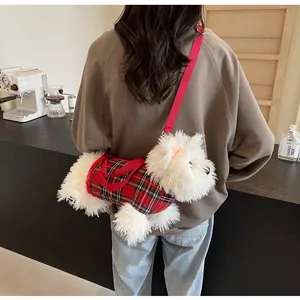 Détail du sac bandoulière chiot en peluche avec manteau à carreaux rouges et sangle réglable