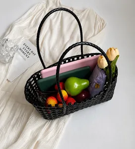 Gedetailleerd bovenaanzicht van een zwarte geweven shopper met grote opbergruimte binnen