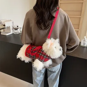 Sac à bandoulière chien en peluche blanche avec tissu à carreaux rouge et sangle