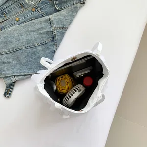 Borsa tote bianca a pieghe con grande capacità che mostra l'interno per gli accessori