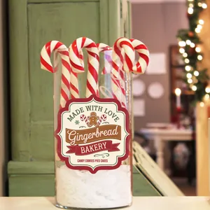 Detail eines Weihnachtsglases mit Vintage-Lebkuchenmann-Etikett und Zuckerstangen im Glas