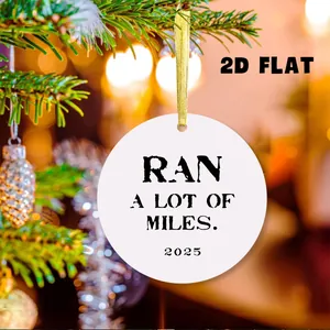 Detalle de un adorno navideño 2025 de carrera colgado en la rama de un árbol festivo