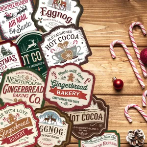 Retro-Weihnachtsanhänger mit Vintage Lebkuchen und Weihnachtsmann auf Holzhintergrund
