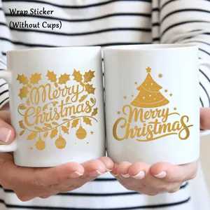 Detalle de pegatinas de transferencia UV doradas mate con motivos navideños de acebo