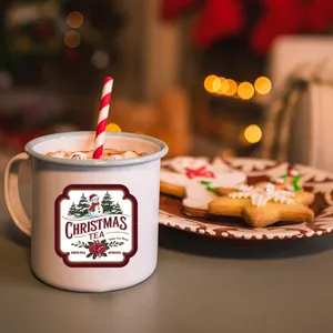 Vintage Christmas Tea Emaille-Becher mit festlicher Illustration auf warmem Hintergrund