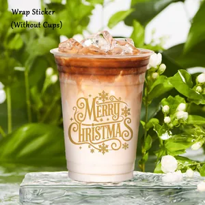 Detalle de la pegatina UV DTF dorada de Merry Christmas aplicada en un vaso de café con hielo