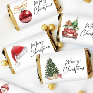 Kerststickers met aquarelbomen en auto's op een witte getextureerde achtergrond