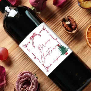 Λεπτομέρεια ετικέτας Merry Christmas για μπουκάλι κρασιού με γιορτινή διακόσμηση