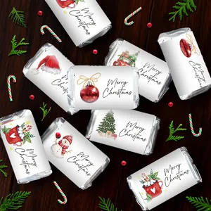 Aquarel kerst chocolade wikkel stickers met Merry Christmas tekst op donker houten decor