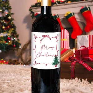 Λεπτομέρεια ετικέτας κρασιού Merry Christmas με χειροποίητο δέντρο και φιόγκο