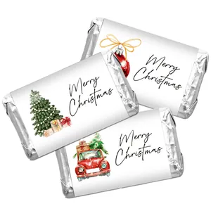 Detail van kerstchocoladeverpakkingen met aquarelillustraties van bomen en een auto