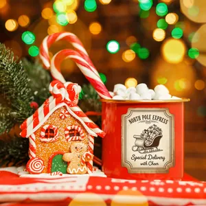 Weihnachtsaufkleber und Geschenkanhänger mit Lebkuchenhaus und festlicher roter Tasse
