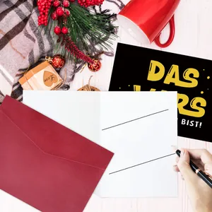 Carte de Noël amusante avec enveloppe et stylo dans un cadre festif hivernal
