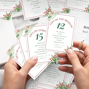 Gros plan sur les cartes de l'Avent avec motifs botaniques festifs et versets bibliques
