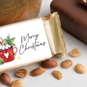 Kerststickers met Merry Christmas tekst op gouden chocoladereep verpakking met noten