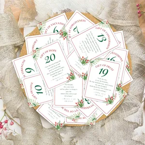 Gros plan de cartes de l'Avent avec versets bibliques et motifs de houx de Noël