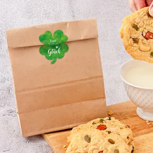 Détail d'un sac alimentaire en kraft avec autocollant trèfle vert et texte allemand