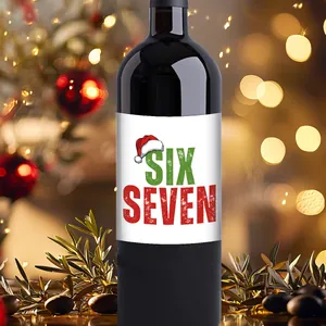 Detalle de pegatina navideña para botella de vino con texto Six Seven y adornos festivos