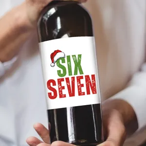 Detalle de una botella de vino con etiqueta navideña y un diseño de gorro de Papá Noel