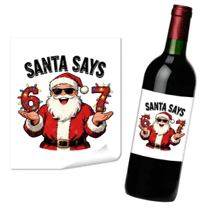 Detalle de etiqueta de botella de vino de Papá Noel con número 67 para regalo de Navidad