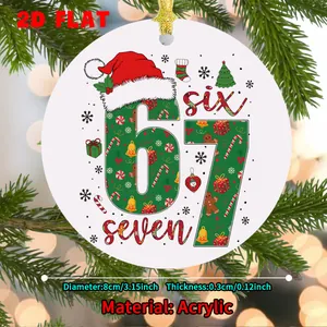 Détail d'une suspension de Noël ronde en acrylique avec motif 67 et décorations