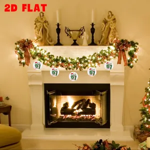 Détail de cinq ornements de Noël 2D en acrylique numéro 67 suspendus près d'une cheminée
