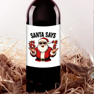 Detalle de etiqueta de meme navideño en botella de vino para envoltorio de regalo