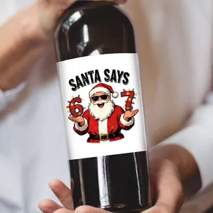 Detalle de pegatina navideña para botella con Papá Noel y números sobre cristal negro