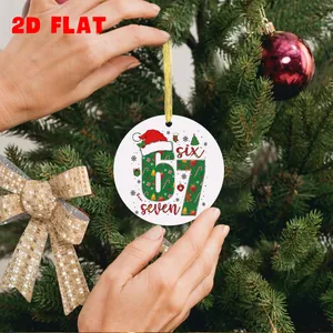 Gros plan d'une décoration de Noël 67 en acrylique plat suspendue à un sapin festif