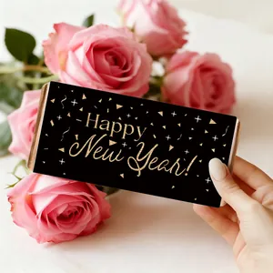 Close-up van Happy New Year stickers op chocolade met een roze rozen achtergrond