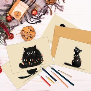 Detailansicht der Katzen-Weihnachtskarten mit Umschlägen und festlicher Dekoration