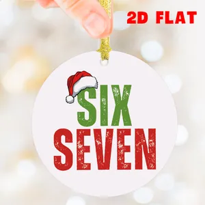 Détail d'un ornement de Noël plat en acrylique avec texte Six Seven et cordon doré