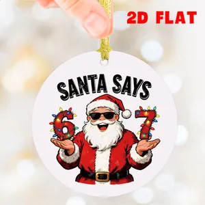 Gros plan d'une décoration de Noël 2D en acrylique Santa Says avec cordon doré
