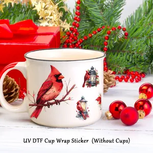 Détail d'autocollant UV DTF cardinal de Noël sur mug avec décor hivernal festif