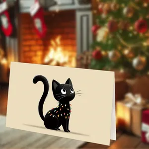 Detail einer Weihnachts-Grußkarte mit einer schwarzen Katze und festlicher Lichterkette
