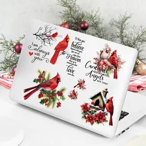 Détail des autocollants UV DTF oiseaux cardinaux sur ordinateur avec décorations d'hiver
