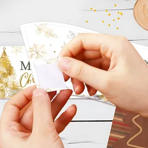 Detail van kerstflesetiket met gouden sneeuwvlok en Merry Christmas tekst op de sticker