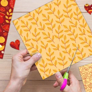 Vintage χαρτί scrapbooking με κόκκινα φύλλα και παραδοσιακά μοτίβα σύννεφων